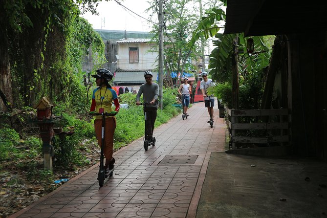 Explore Bangkok by E-Scooter & Try Street Food - Wat Prayurawongsawat Worawihan: temple calm before the food tempo