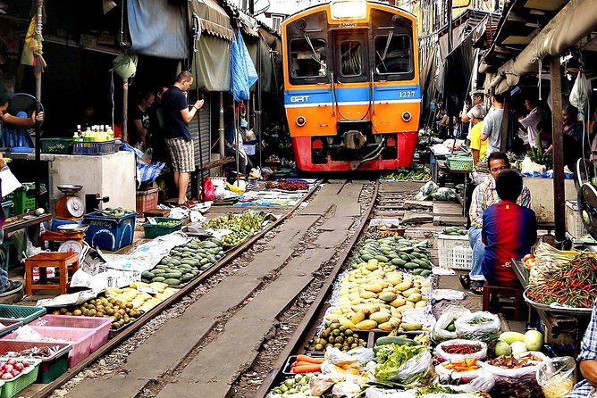 Famous Markets Tour: Maeklong Railway & Damnoen Saduak Floating - Maeklong Railway Market, the umbrella pulldown show