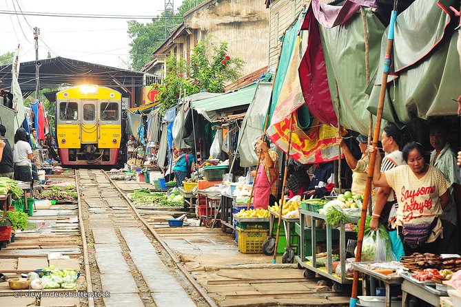 Famous Markets Tour: Maeklong Railway & Damnoen Saduak Floating - Damnoen Saduak Floating Market from a long-tail boat
