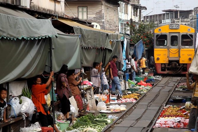 Famous Markets Tour: Maeklong Railway & Damnoen Saduak Floating - Getting there early: why the day starts before you feel ready