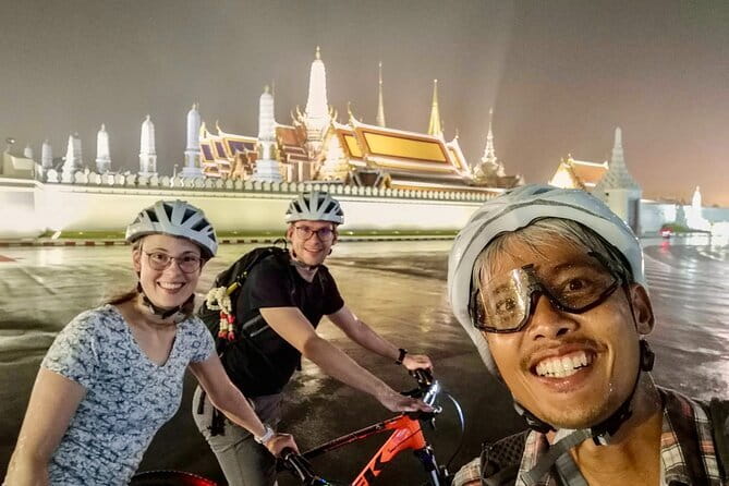 Floating & Railway Markets Tour - Guide support: photo help and souvenir assistance you will actually feel