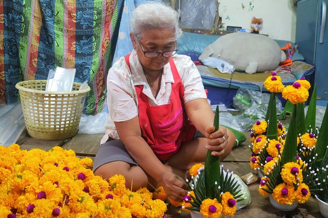 Flower Market & Floral Art: Multilingual Private Tour [EN/others] - Kalayanamitr Temple by ferry, plus the fish-feeding merit moment