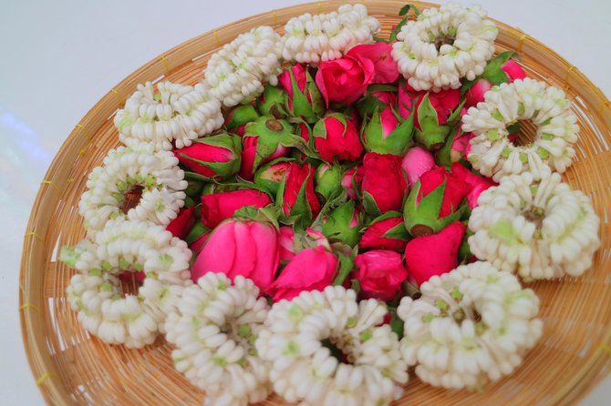 Flower Market & Floral Art: Multilingual Private Tour [EN/others] - A one-hour garland workshop in the temple area, and why artisans matter