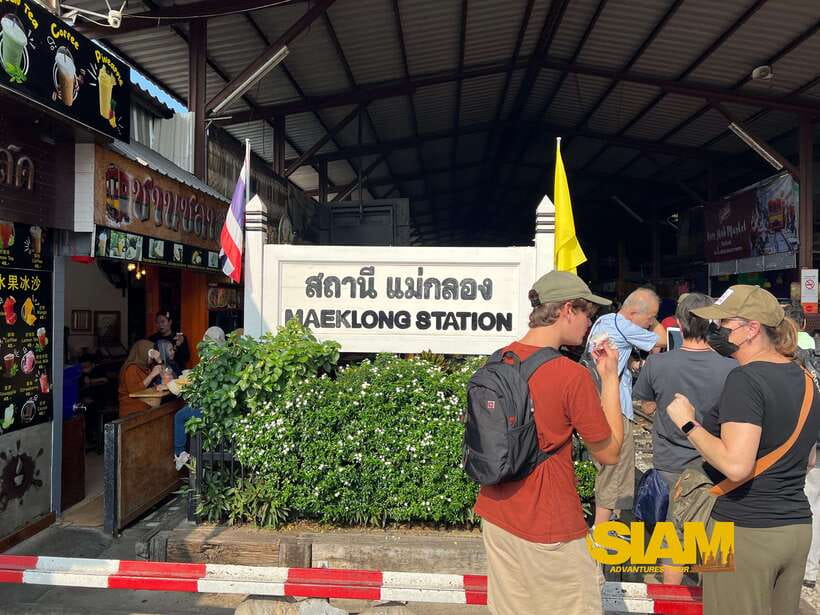 From Bangkok:Damnoen Floating Market and Railway Market Tour - Two markets, one day: how Maeklong and Damnoen fit together