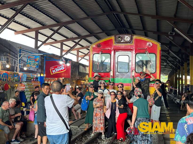 From Bangkok:Damnoen Floating Market and Railway Market Tour - Pickup in central Bangkok and the real meaning of the 6-hour schedule