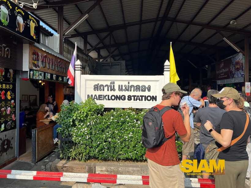 From Bangkok:Damnoen Floating Market and Railway Market Tour - Photos, crowds, and shopping without getting stressed