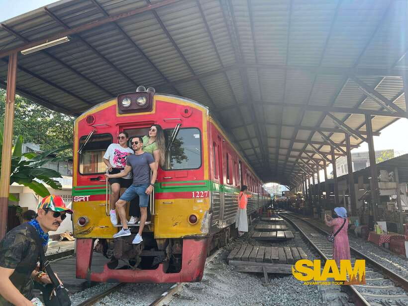 From Bangkok:Damnoen Floating Market and Railway Market Tour - Maeklong Railway Market: the moment the train passes through