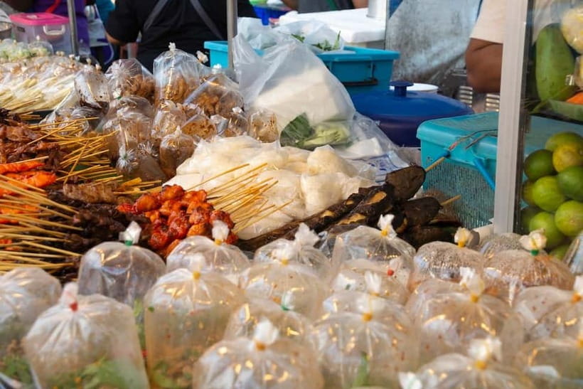 From Bangkok: Don Wai Market, Wat Samphran & Lotus Café Tour - Guide or No Guide: What Changes With English or Chinese Support