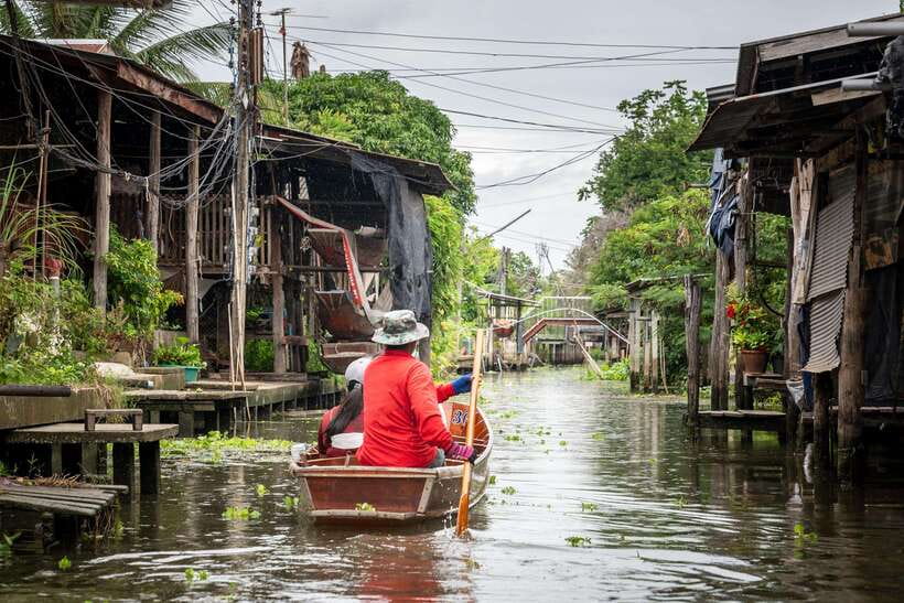From Bangkok: Railway & Damnoen Saduak Floating Market Tour - Baan Tao Thai Derm and the Sugar Palm Demonstration