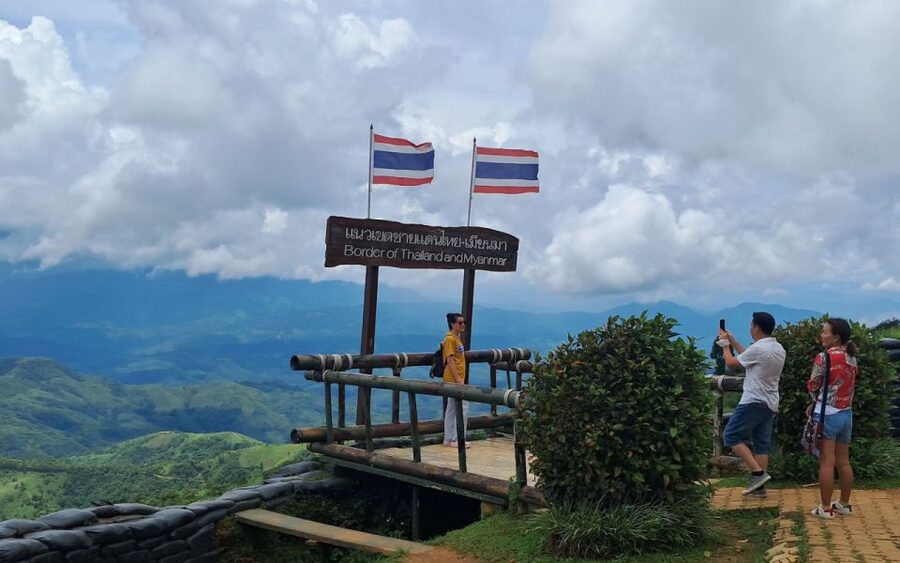 From Chiang Rai: Famous Temples and Golden Triangle Day Tour - Blue Temple: the color contrast that resets your day