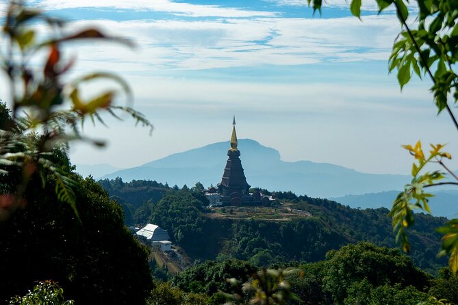Full-Day Doi Inthanon National Park Tour with Trek and Pagodas - The 9.5-hour schedule: early start, full box to check