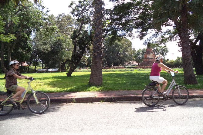 Half-Day Colors of Chiang Mai Biking Tour - Entering Wiang Kum Kam: ruins, temples, and an easy first stop