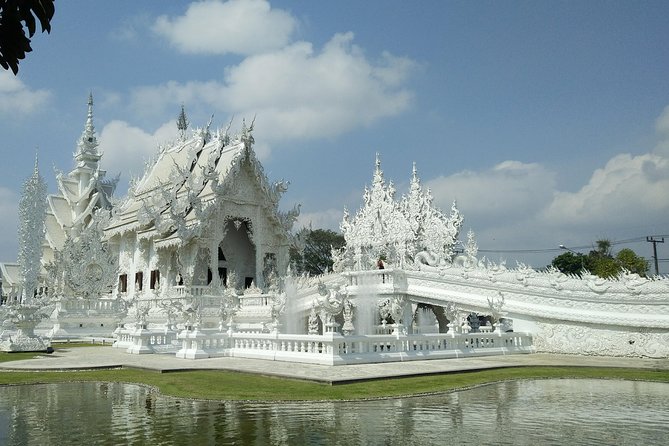 Half Day Cycling Tour to the White temple - Small-group advantage: why 14 people feels better