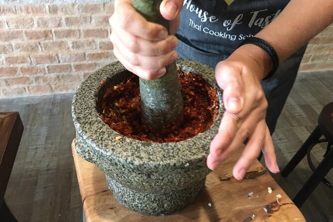 Hands-on Thai Cooking Class & Market Tour in Sukhumvit - Location and getting there: Sukhumvit, a short walk, and finding the school