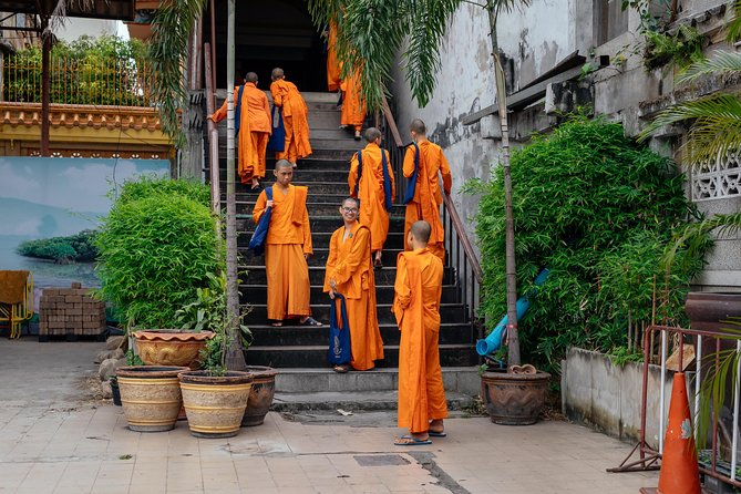 Highlights & Hidden Gems With Locals: Best of Bangkok Private Tour - What makes the guide experience feel worth it