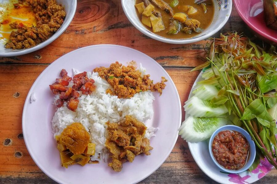 Hua Hin: Eat Like a Local Thai Food Tour - Getting around on songtheaws, and what to bring