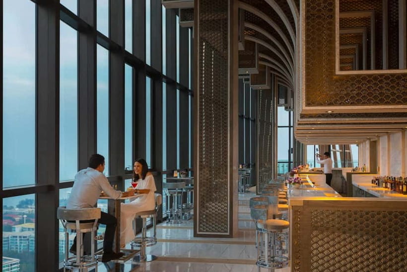 Hua Hin: Vana Nava Sky Bar Rooftop at Holiday Inn - Who should book this rooftop set at Vana Nava Sky Bar