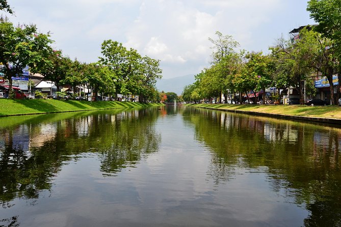 Iconic Half-Day Landmarks & Temples of Chiang Mai - Guides Make This Tour Feel Like a Real Experience