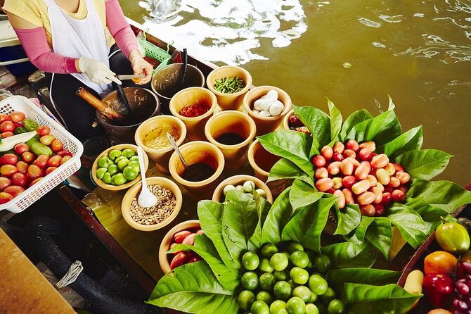 Iconic Markets: Damnoen & Train Market Explore - Maeklong Railway Market: the train moment you have to see in person