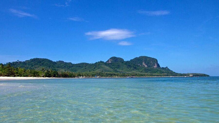Ko Lanta: Emerald Cave and 4 Islands Tour by Longtail Boat - Koh Ngai Thai picnic on the sand: the best downtime on the route