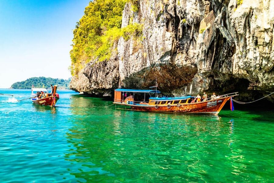 Ko Lanta: Emerald Cave and 4 Islands Tour by Longtail Boat - Koh Maa and Koh Waen: fish feeding, bats, and the scenic pass by
