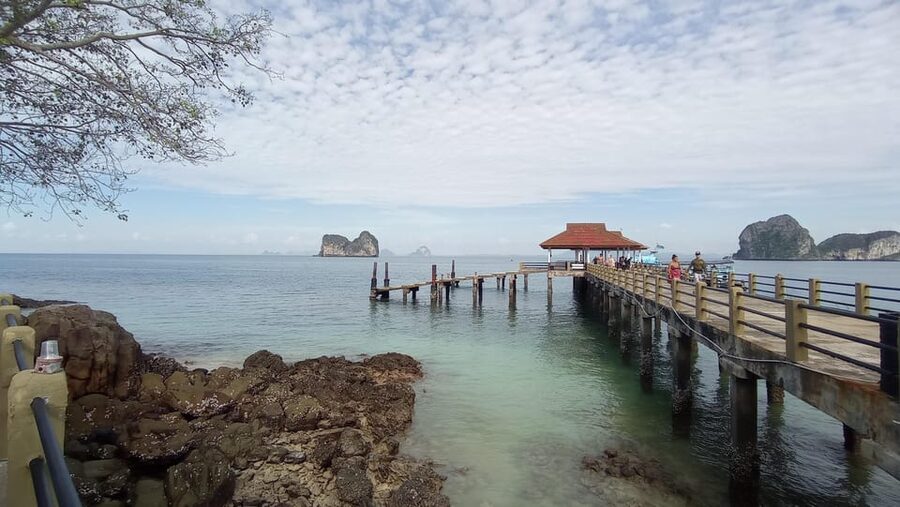 Koh Lanta: 4 Islands and Emerald Cave Tour by Longtail Boat - Koh Ngai Beach Lunch and Picnic: Where the Day Slows Down