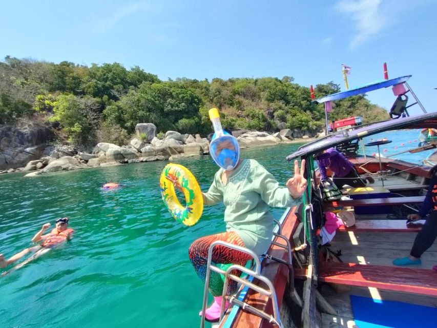 Koh Lipe Snorkeling Trip 6 hours Trip1 - Finding the crew at Reggae Bar, Pattaya Beach side