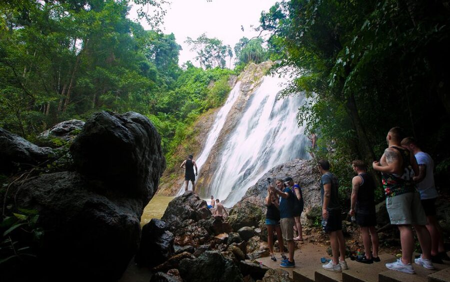 Koh Samui: Half-Day Highlights Tour with Hotel Transfers - Wat Plai Laem details and why the gold works on camera