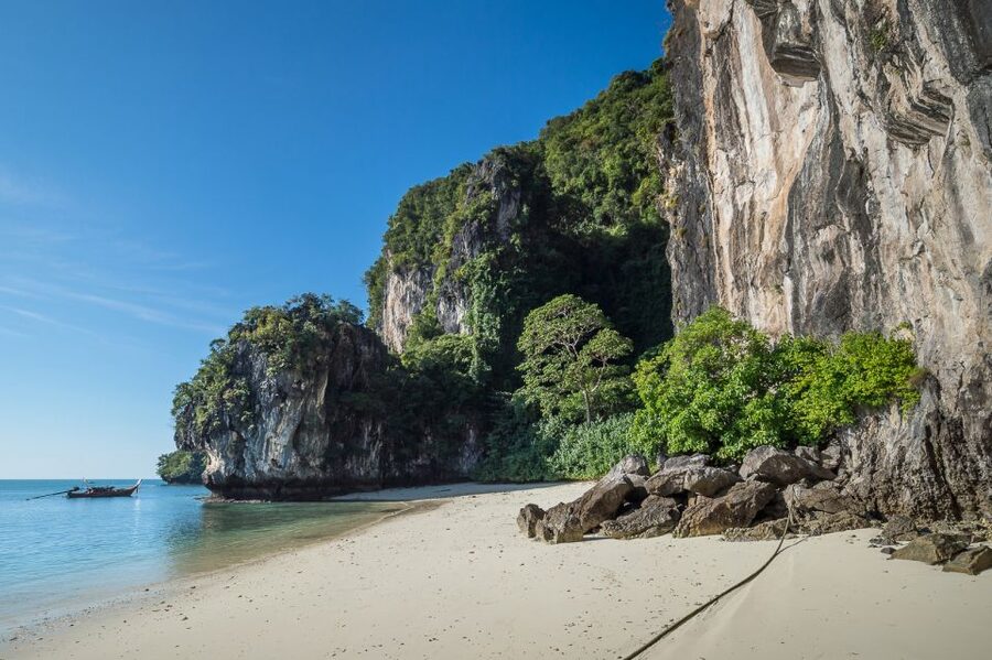 Krabi: Hong Islands Snorkeling with Lunch by Longtail Boat - Hong Island Bay, the Giant Red Rock, and Snorkeling Time