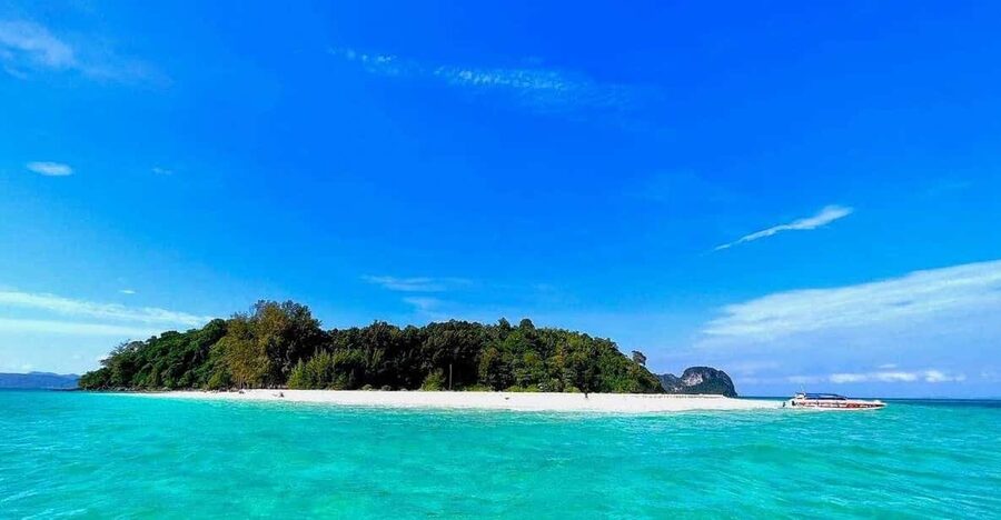 Krabi: Phi Phi Islands & Maya Bay Speedboat Tour with Lunch - Maya Bay: the wooden walkway, the crowds, and the right mindset