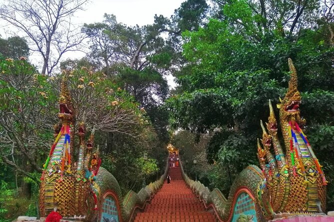 Lady Driver and Guide - Wat Chedi Luang Varavihara: Chiang Mai’s biggest pagoda experience