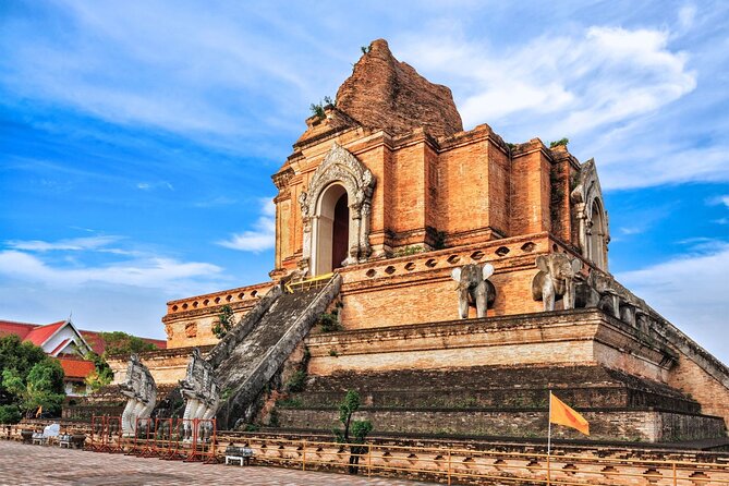 Long Neck Village, Silver Temple & Chiang Mai Top Cultural Sites - Stop 3: Wat Phra Singh, Lanna architecture and the gold chedis