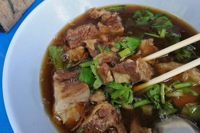 LR-01 TaLad NangLerng, ride along the old town and try local street foods - Riding into Talat Nang Loeng, the smart way