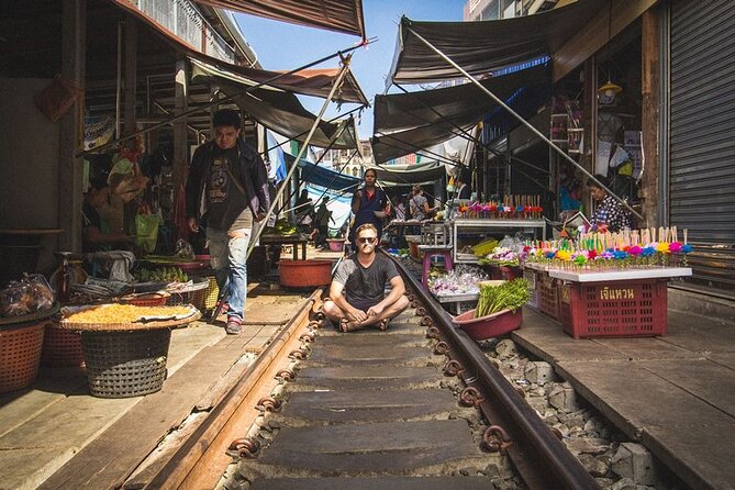 Maeklong Railway Market and Damnoen Saduak Floating Market Tour From Bangkok - Mae Klong Railway Market: Talat Rom Hup and the Umbrellas Pull Back