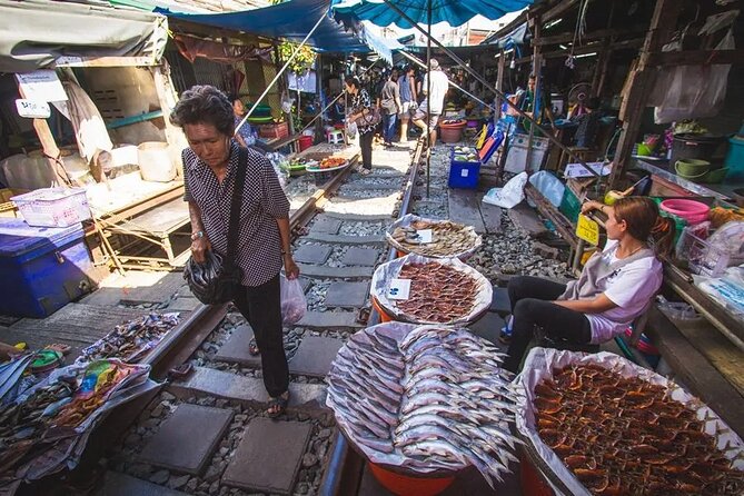 Maeklong Railway Market and Damnoen Saduak Floating Market Tour From Bangkok - Crowds, Comfort, and What to Do If You Hate Tight Spaces