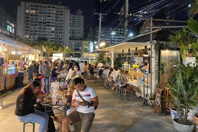 Night life in Bangkok - Jodd Fairs Train Night Market(Joint) - Jodd Fairs Ratchada Starts at Phra Ram 9 MRT (And That Matters)