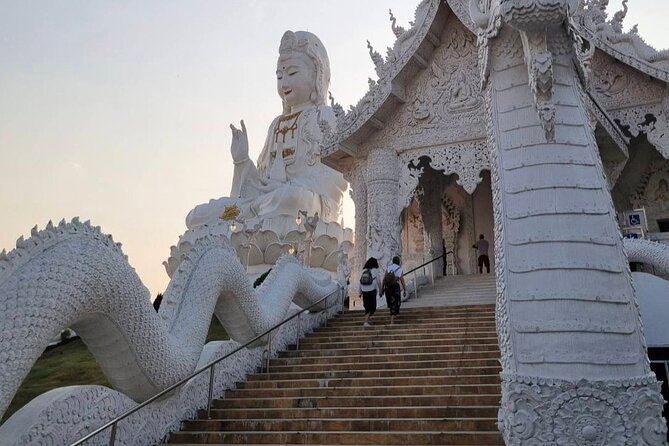 One Day Group Tour Experience in Chiangrai - Wat Rong Seur Ten (Blue Temple): a different mood, same guidance