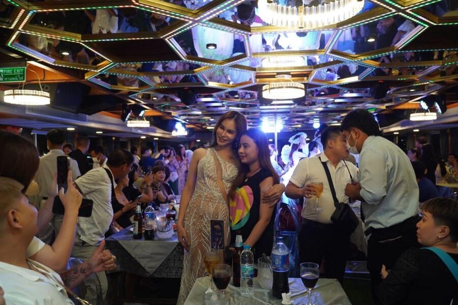 Pattaya: All Star Dinner Cruise, Cabaret Show & Beer Buffet - Board the themed boat: Thai teak wood and Shanghai-style charm