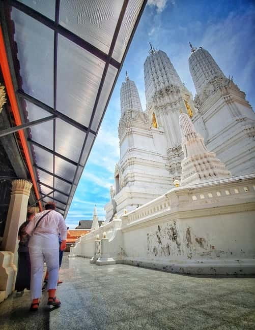 Petchaburi Temples & Royal Palace - small Join Group Tour - Wat Mahathat Worawihan: Khmer influences in a Buddhist setting