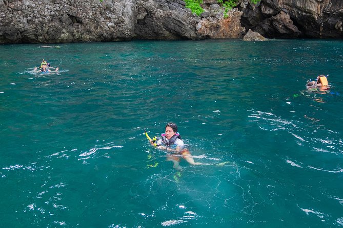 Phi Phi Islands Adventure Day Trip w/ Seaview Lunch by V. Marine - Ko Phi Phi Don and Phi Phi Leh lunch: food with real sea views