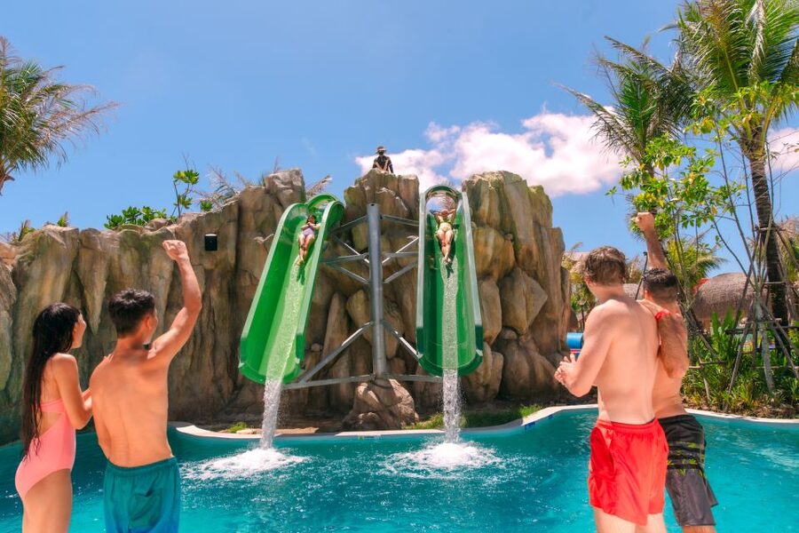 Phuket: Andamanda Water Park Ticket - Eating on site: the floating village restaurant and what to budget