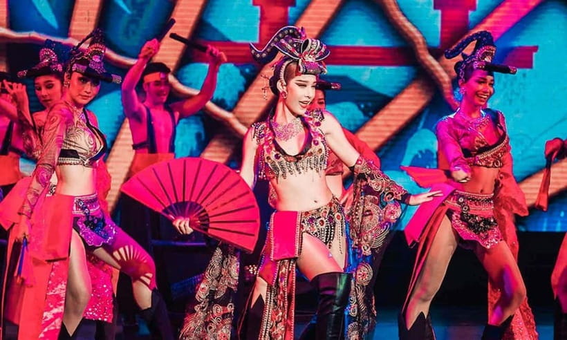 Phuket: Simon Cabaret Show Tickets Optional First 3 Rows - Photo push, tips, and how to handle performer portraits