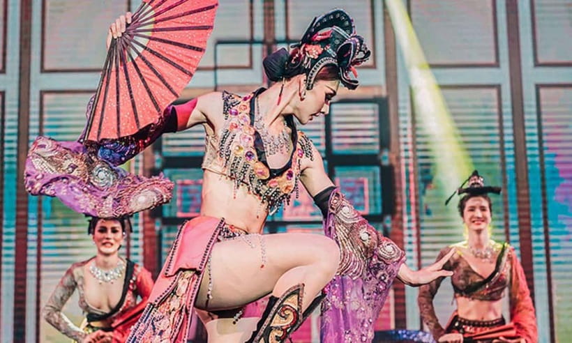 Phuket: Simon Cabaret Show Tickets Optional First 3 Rows - The 90-minute flow: how the show “time travels” across sets