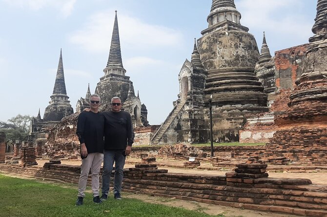 Private Ayutthaya Day Tour from Bangkok With Lunch - Wat Mahathat: the Buddha head in tree roots