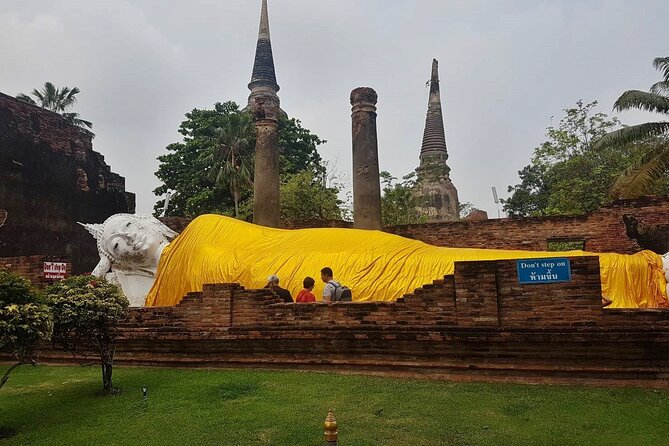 PRIVATE Ayutthaya + SUNSET Boat Tour + Light up The NIGHT - Wat Chaiwatthanaram at sunset: why photos here hit harder