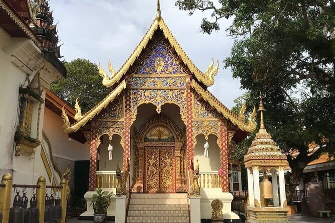 Private Day Tour Doi Suthep Temple and Handicraft Center - Wat Pha Lat: a jungle-temple pause with a meditative rhythm