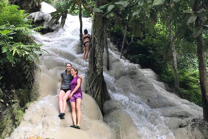 Private tour Chiang Dao cave ,Temples,Sticky waterfall - Key highlights at a glance