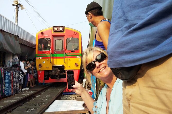 Private tour to Floating & Railway markets (multi-lang: EN ZH ES IT FR DE) - Guides and drivers: what good handling looks like in practice