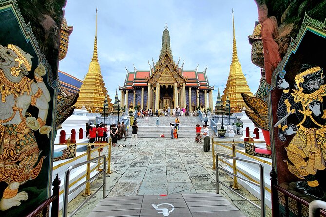 Private Tour to Grand Palace, Pho Temple and Arun Temple - Stop 1: Wat Phra Kaew and the Emerald Buddha inside the ordination hall