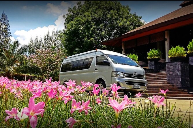Private Transfer from Hotel to Bangkok Airport incl. tollway - The van and luggage limit that affects real families